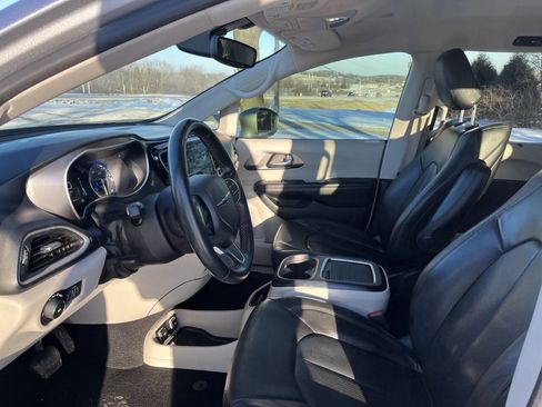 Used 2020 Chrysler Pacifica Touring-L Plus image 12