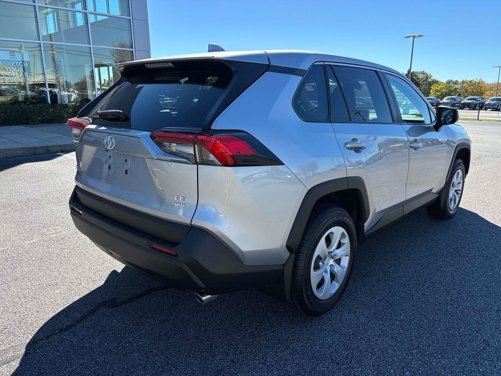 Used 2023 Toyota RAV4 LE AWD/4WD image 3