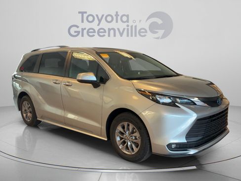 Certified 2025 Toyota Sienna XLE FWD image 8