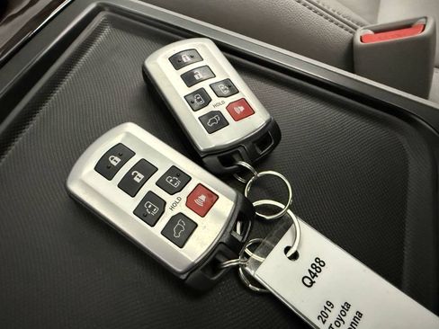 Used 2019 Toyota Sienna XLE w/ XLE Navigation Package AWD/4WD image 15