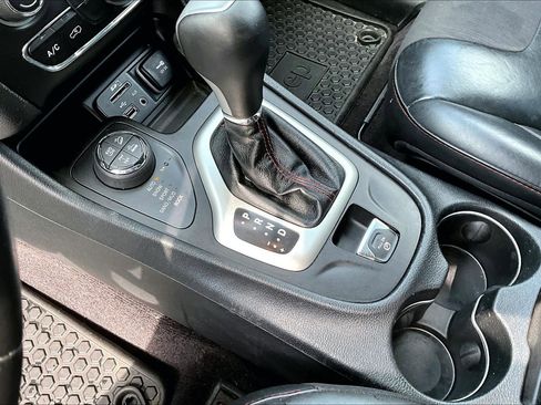 Used 2017 Jeep Cherokee Trailhawk w/ Cold Weather Group image 18