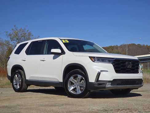 Used 2025 Honda Pilot EX-L image 2