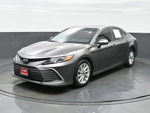 Used 2022 Toyota Camry LE FWD image 2