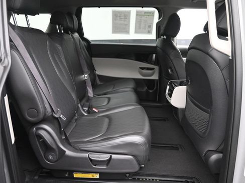 Used 2024 Kia Carnival EX FWD image 10