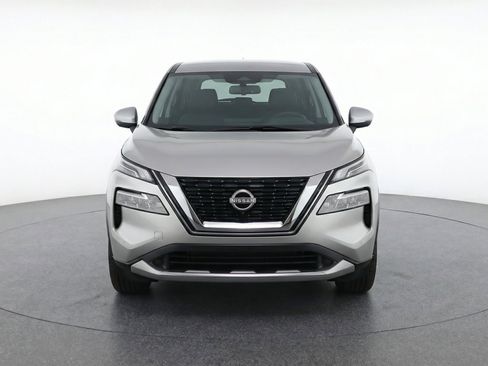 Used 2025 Nissan Rogue SV image 2