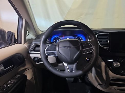 Used 2022 Chrysler Pacifica Touring-L FWD image 11