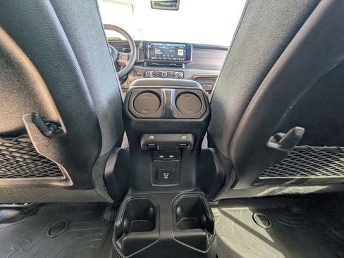 Used 2024 Jeep Wrangler Unlimited Rubicon w/ Capability Package image 44