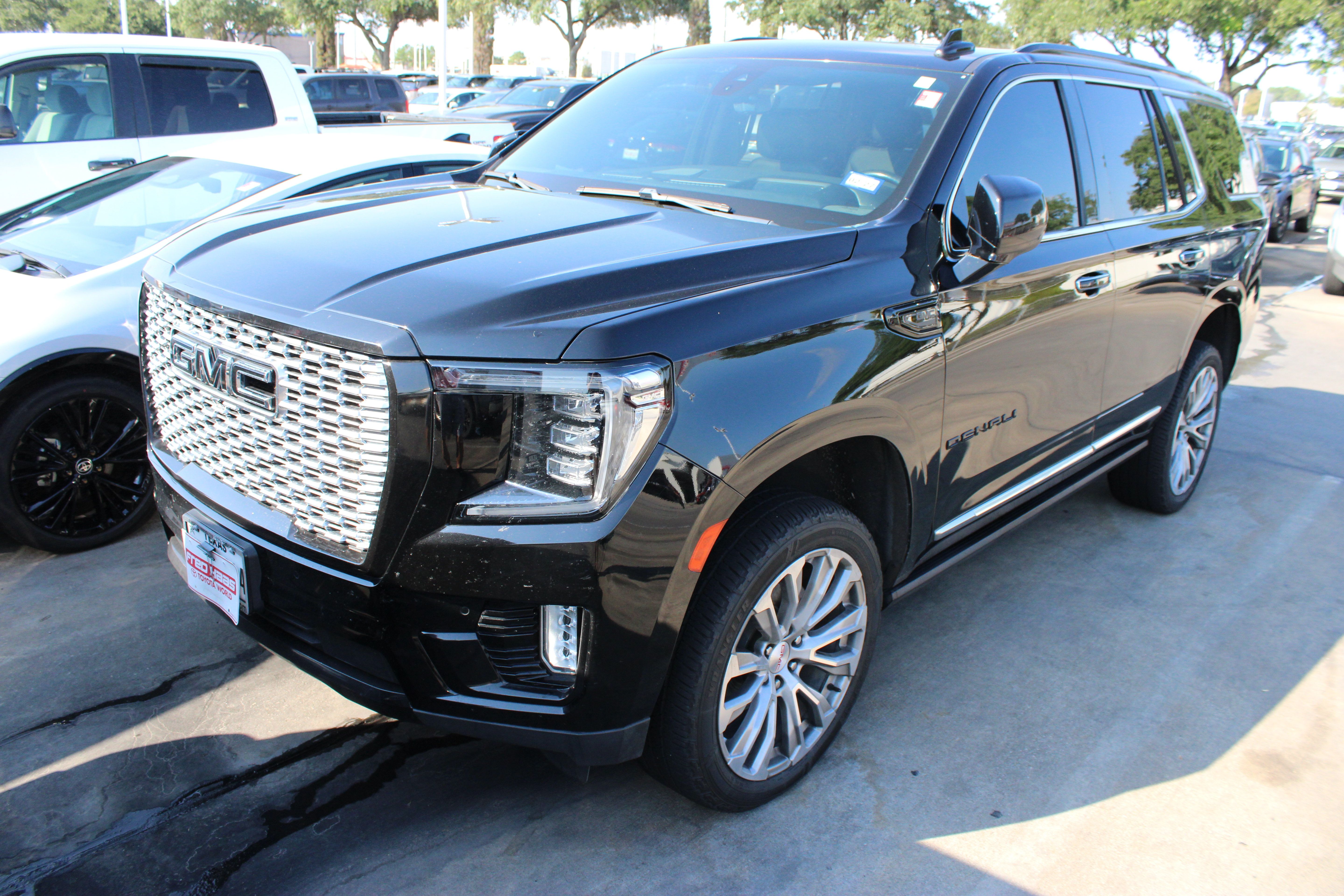 Used 2021 GMC Yukon Denali w/ Denali Ultimate Package AWD/4WD image 3
