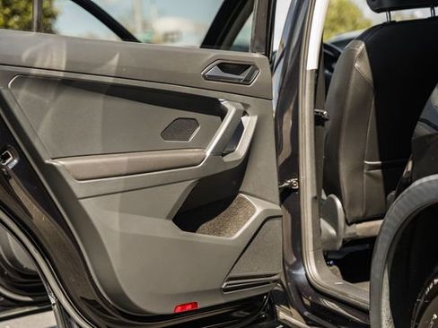 Used 2018 Volkswagen Tiguan SE image 33