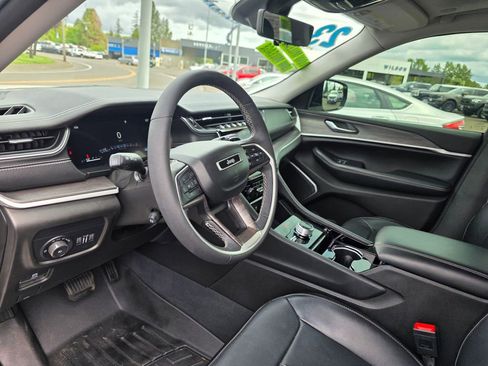 Used 2023 Jeep Grand Cherokee Limited w/ Luxury Tech Group II AWD/4WD image 9