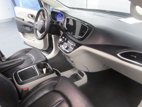 Used 2023 Chrysler Pacifica Touring-L FWD image 25