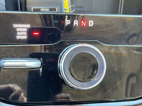 Used 2023 Jeep Grand Cherokee L Limited w/ Luxury Tech Group II image 18