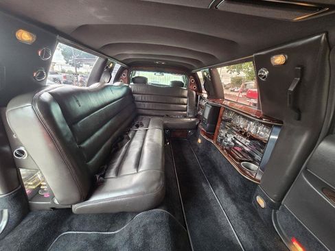 Used 2002 Lincoln Town Car Executive RWD image 13
