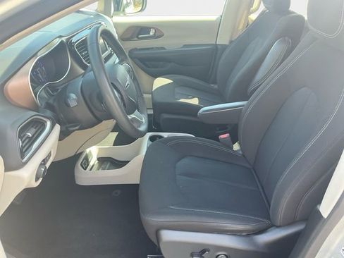Used 2023 Chrysler Voyager LX FWD image 10