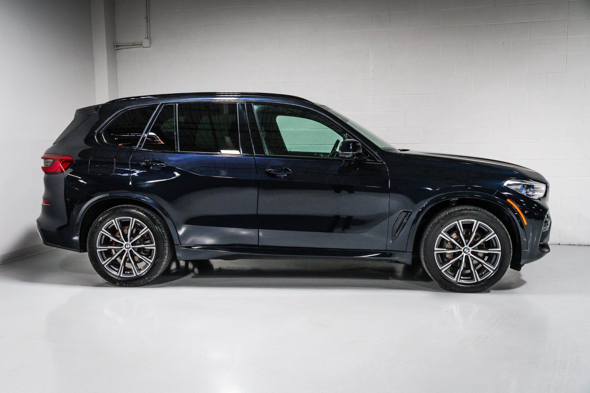 Used 2019 BMW X5 xDrive40i w/ M Sport Package AWD/4WD image 2
