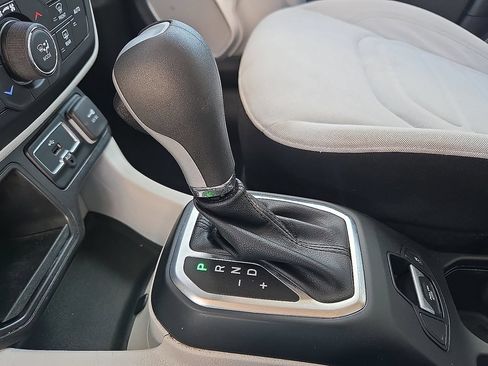 Used 2019 Jeep Renegade Latitude FWD image 17