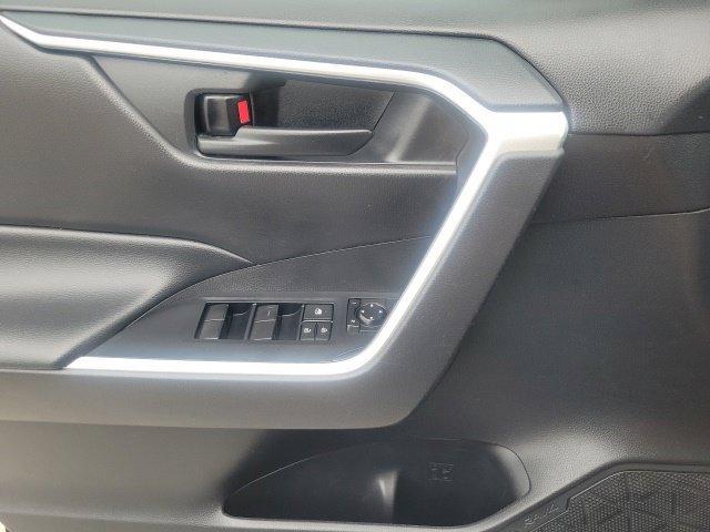 Used 2021 Toyota RAV4 LE FWD image 18