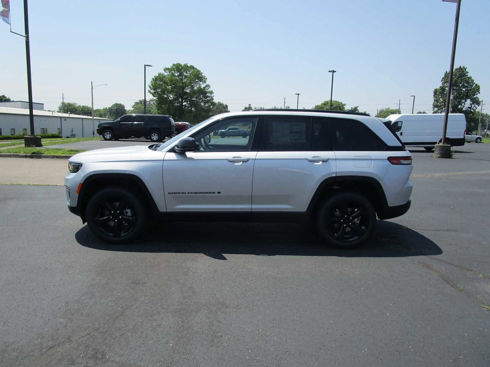 Used 2025 Jeep Grand Cherokee Limited w/ Black Appearance Package AWD/4WD image 7