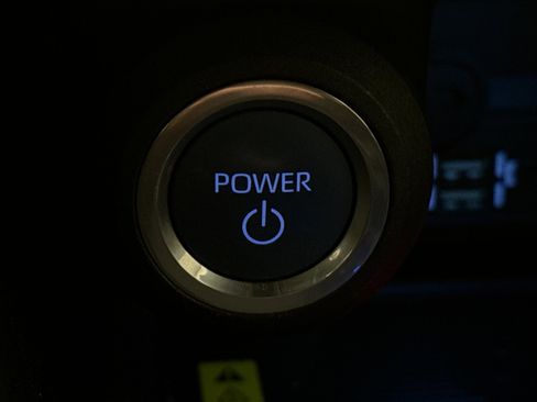 Used 2022 Toyota Venza LE image 19