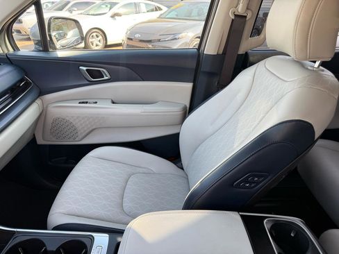 Used 2025 Kia Carnival EX image 9