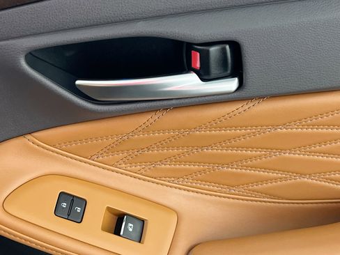 Used 2019 Toyota Avalon Limited image 31