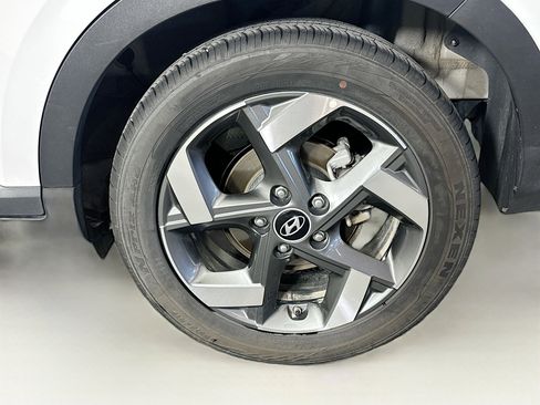 Used 2025 Hyundai Venue SEL image 11