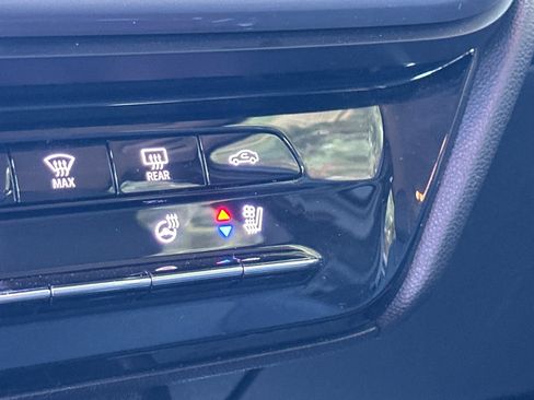 Used 2022 Chevrolet Bolt EUV LT w/ Convenience Package FWD image 30