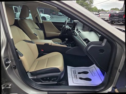 Used 2020 Lexus ES 300h w/ Premium Package FWD image 17
