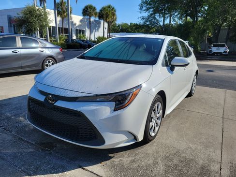 Used 2020 Toyota Corolla LE FWD image 2