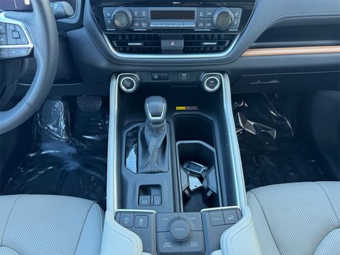 Used 2025 Toyota Grand Highlander AWD image 11