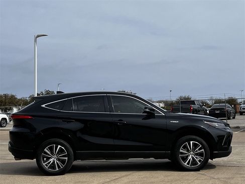 Used 2021 Toyota Venza LE image 3