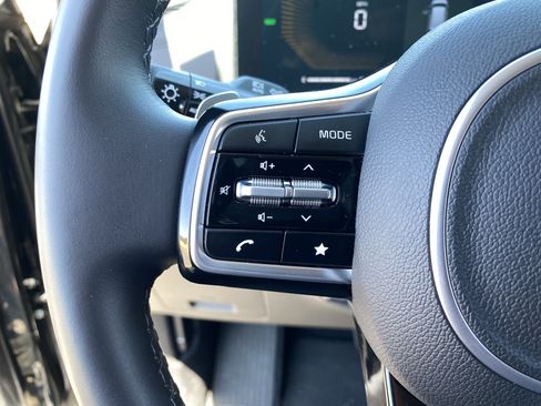 Used 2025 Kia Carnival EX FWD image 30