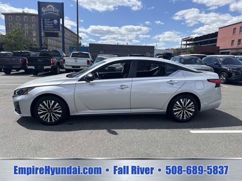 Used 2024 Nissan Altima 2.5 SV FWD image 10