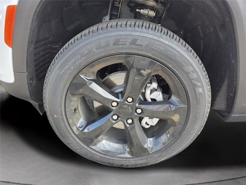 New 2025 Jeep Grand Cherokee Altitude image 39