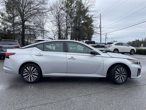 Used 2024 Nissan Altima 2.5 SV image 2