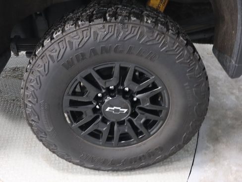 Used 2024 Chevrolet Silverado 2500 ZR2 w/ Technology Package image 19