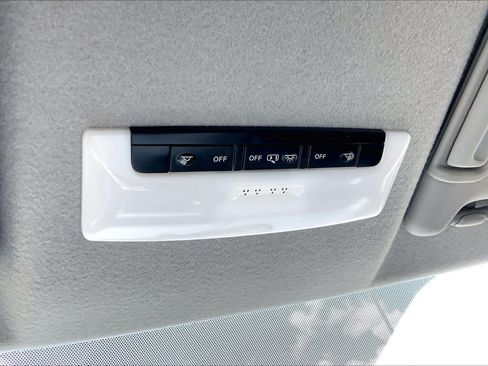 Used 2019 Nissan Kicks SR FWD image 36