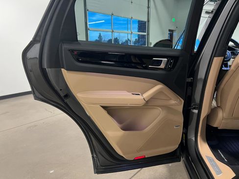 Used 2019 Porsche Cayenne image 33