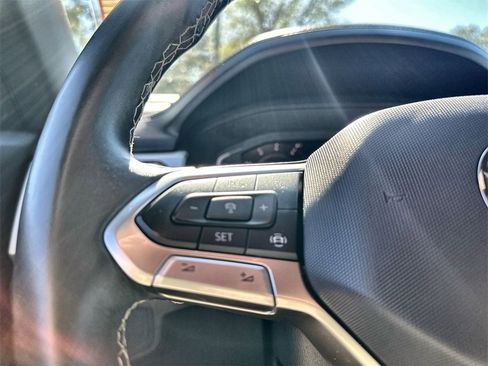 Used 2022 Volkswagen Atlas Cross Sport SE image 31