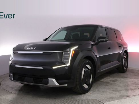 Used 2024 Kia EV9 Light Long Range RWD image 2