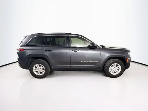 Used 2023 Jeep Grand Cherokee Laredo image 4