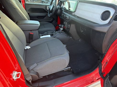 Used 2025 Jeep Wrangler Willys image 19