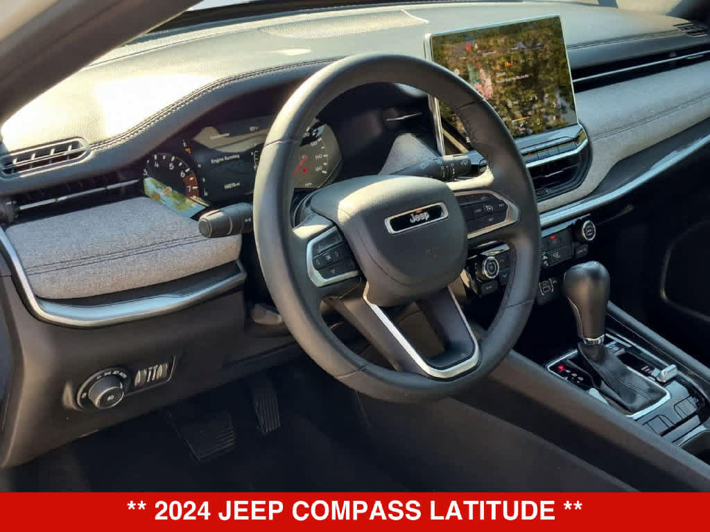 Used 2024 Jeep Compass Latitude AWD/4WD image 2