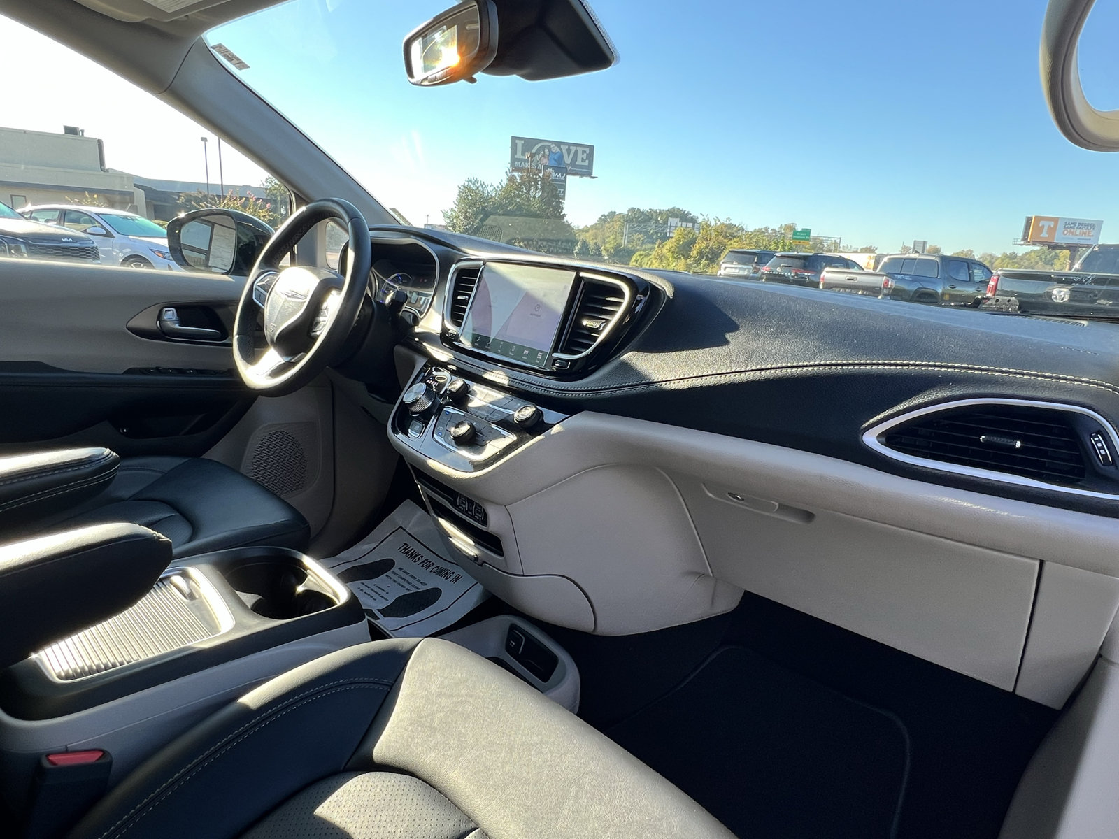 Used 2024 Chrysler Pacifica Limited FWD image 13