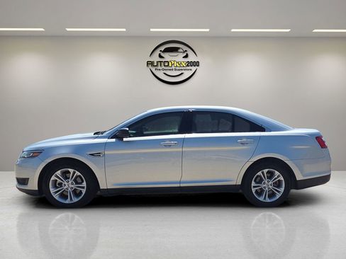 Used 2018 Ford Taurus SE image 4