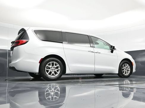 Certified 2024 Chrysler Pacifica Touring-L FWD image 59