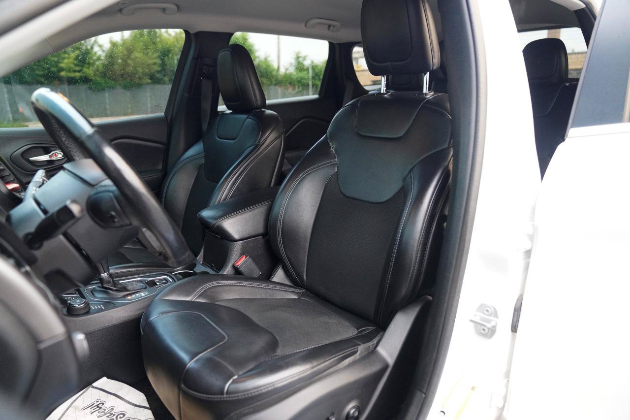 Used 2019 Jeep Cherokee Latitude Plus w/ Cold Weather Group AWD/4WD image 24