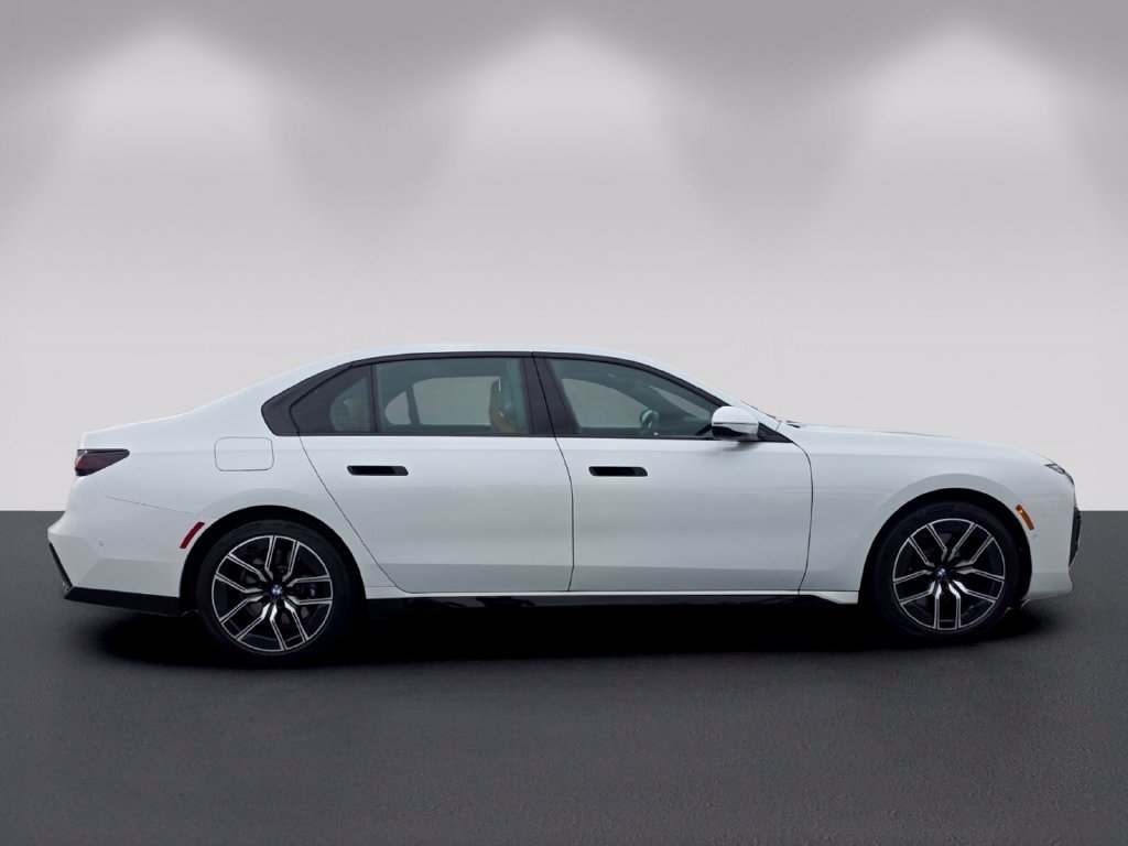 Used 2023 BMW 740i w/ Parking Assistance Package RWD image 3