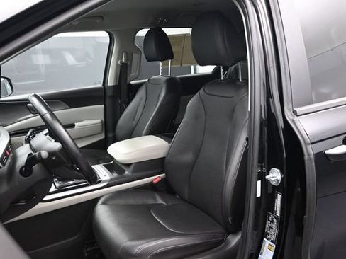 Used 2022 Kia Carnival LX FWD image 5