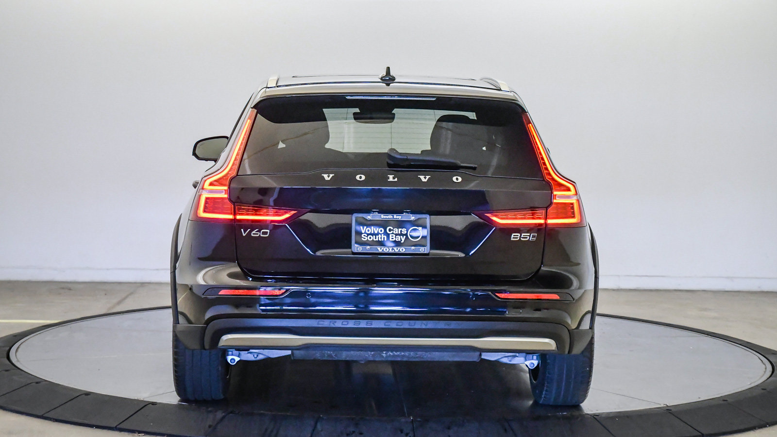 Certified 2025 Volvo V60 B5 Cross Country Ultra AWD/4WD image 3